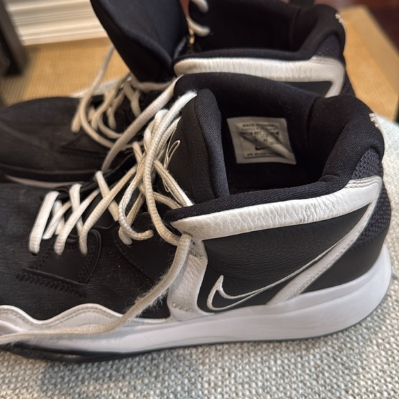 Basketball shoes - Picture 2 of 5